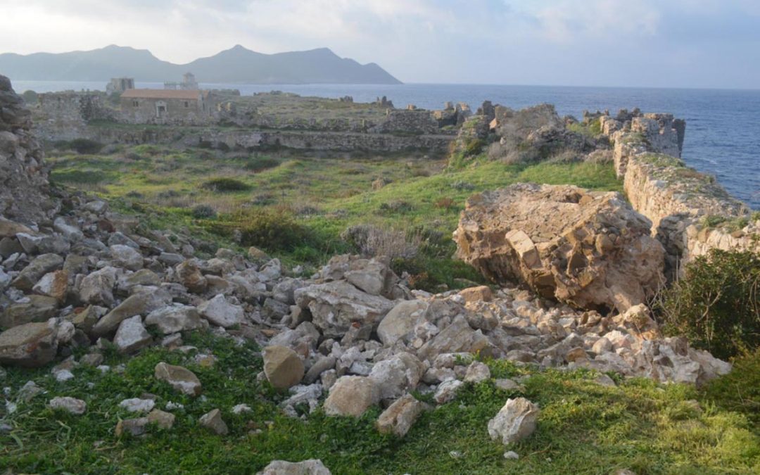 Κατάρρευση τμήματος ημικυκλικού πύργου στο κάστρο της Μεθώνης